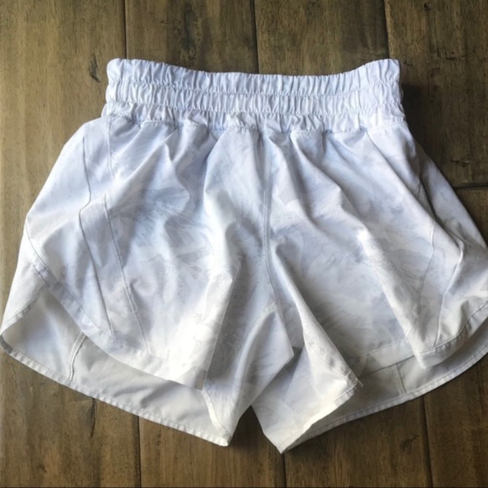 NEW wo tags Lululemon tracker shorts (MAKE OFFERS)